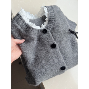 彩系の2025秋冬新款气质减龄蕾丝拼接毛衣显瘦百搭蝴蝶结针织开衫