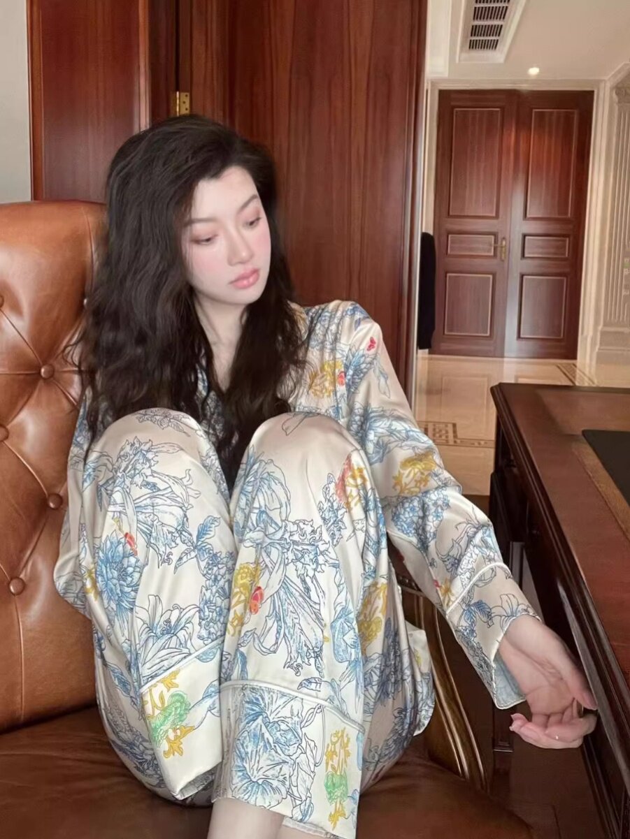 여성을위한 프랑스 하이 엔드 복고풍 인쇄 잠옷 여름 스타일 얼음 실크 2024 새로운 인터넷 연예인 스타일 긴팔 홈 슈트