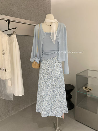 Y.JIA 伊嘉 冰茶简约开衫+显瘦吊带+高腰a字碎花裙套装YS6-7817