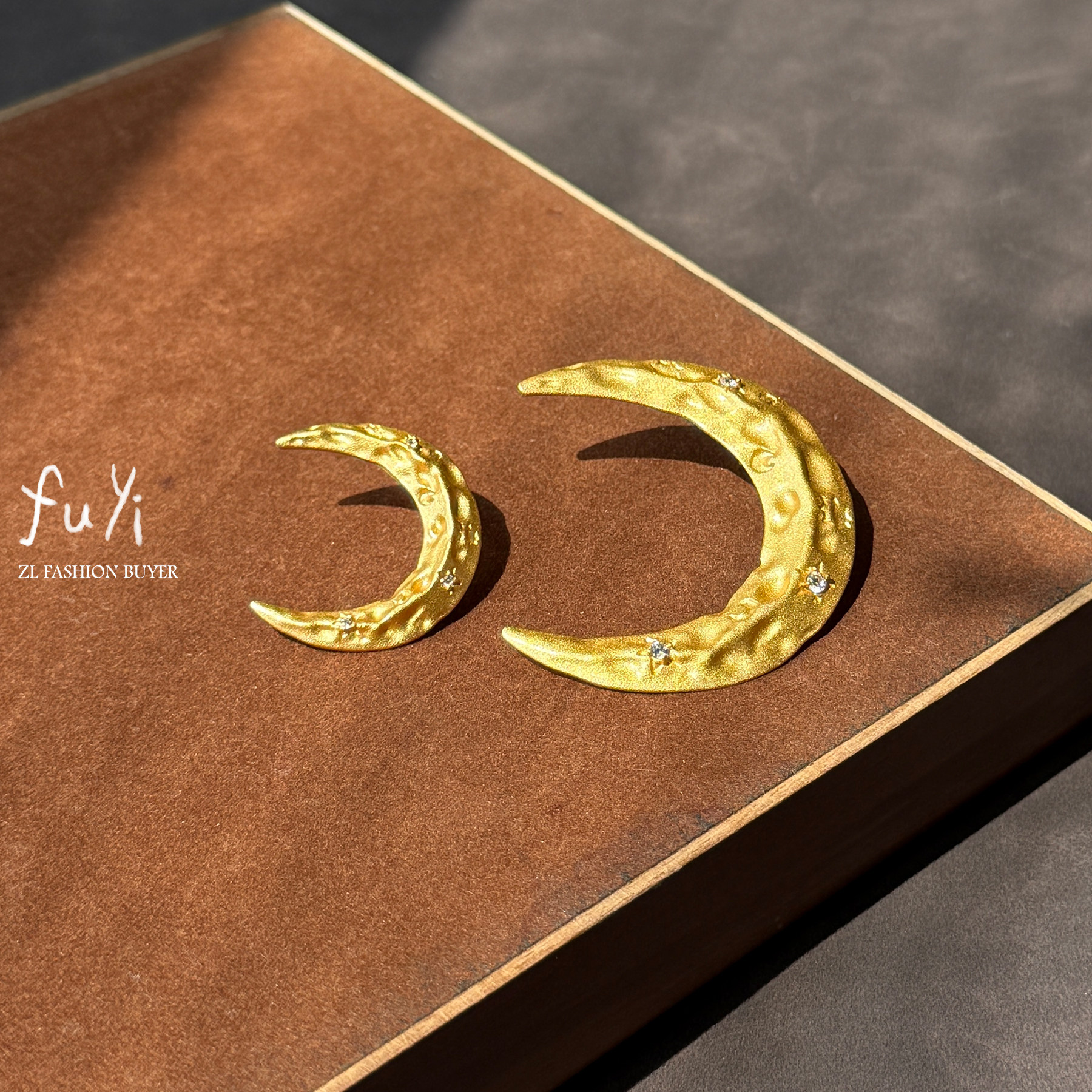 现货Fuyi拂乙月牙月亮浮雕星星雕刻锆石复古肌理哑光金耳环耳钉