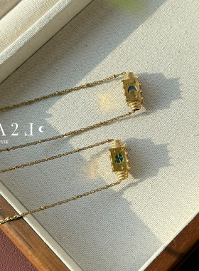 现货LA2L法国彩色珐琅四面纯手工雕刻立体复古项链POUR TOI