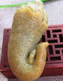 饱满水润黄翡手工立体精雕老坑种A货翡翠 黄翡猪蹄手把件带证书
