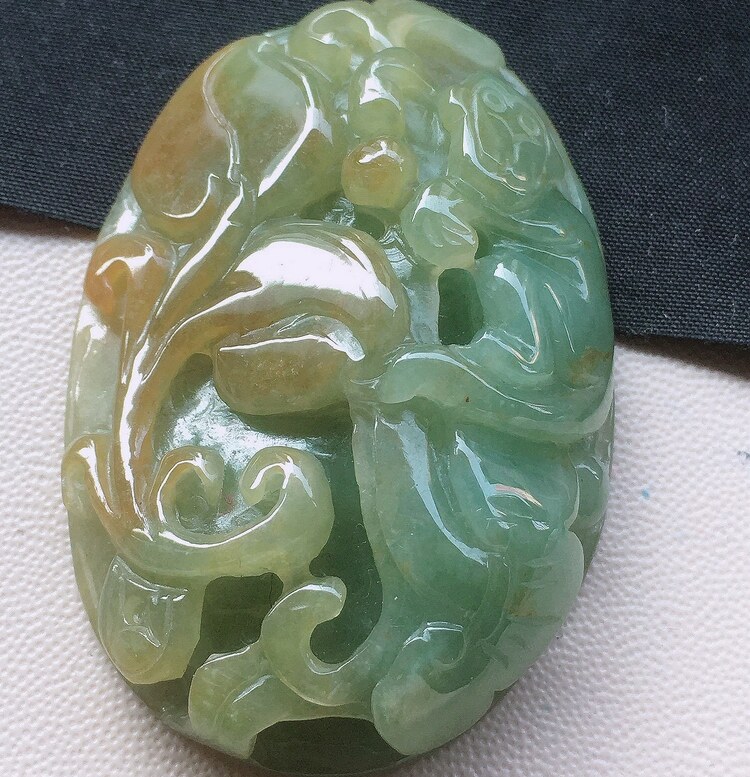 四会翡翠 水润饱满黄翡手工巧雕老坑种A货猴子献寿挂件带证书
