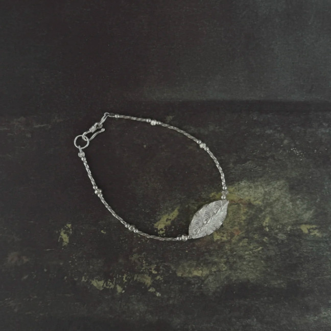 个性百搭女生礼物饰品2025年民族风气质金属手链小众设计感