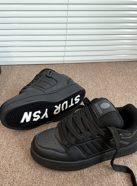 港风男鞋黑色情侣面包鞋ins潮2025冬季新款学生百搭运动休闲板鞋