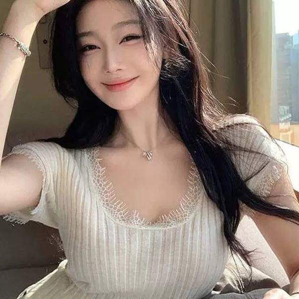 韩系温柔风蕾丝拼接短袖