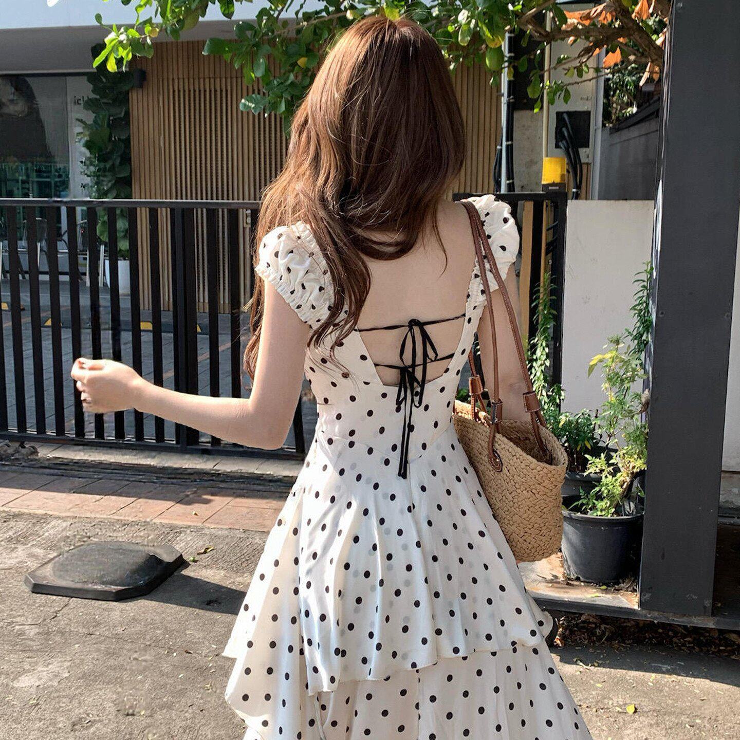 法式白色波点吊带连衣裙子女夏2026海边度假风不规则裙摆露背长裙