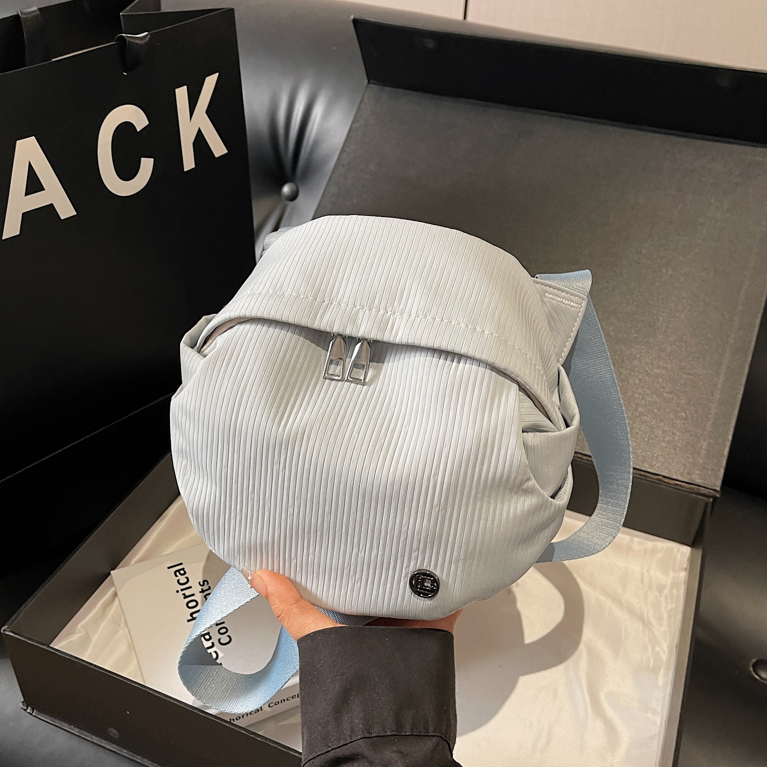 轻便通勤小布包女2026夏季新款百搭小众单肩包休闲简约斜挎贝壳包