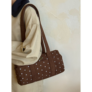 复古棕色波点枕头包女新款高级感灯芯绒单肩手提包小众通勤托特包
