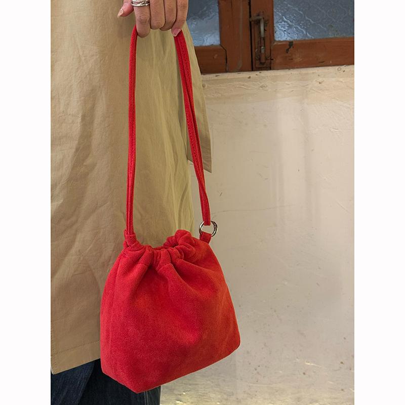 韩版秋冬ins红色绒面抽绳水桶包新款简约百搭通勤单肩斜挎包