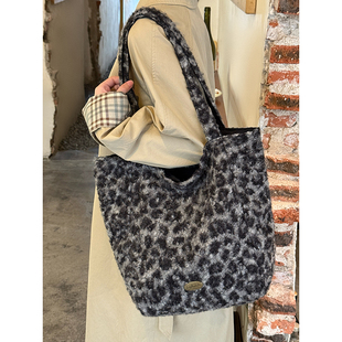 秋冬复古毛绒双面背包包新款大容量慵懒感单肩包上课通勤托特包