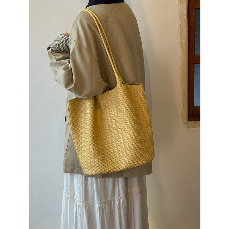 韩系小众简约编织水桶包新款大容量通勤单肩手提包高级感托特包