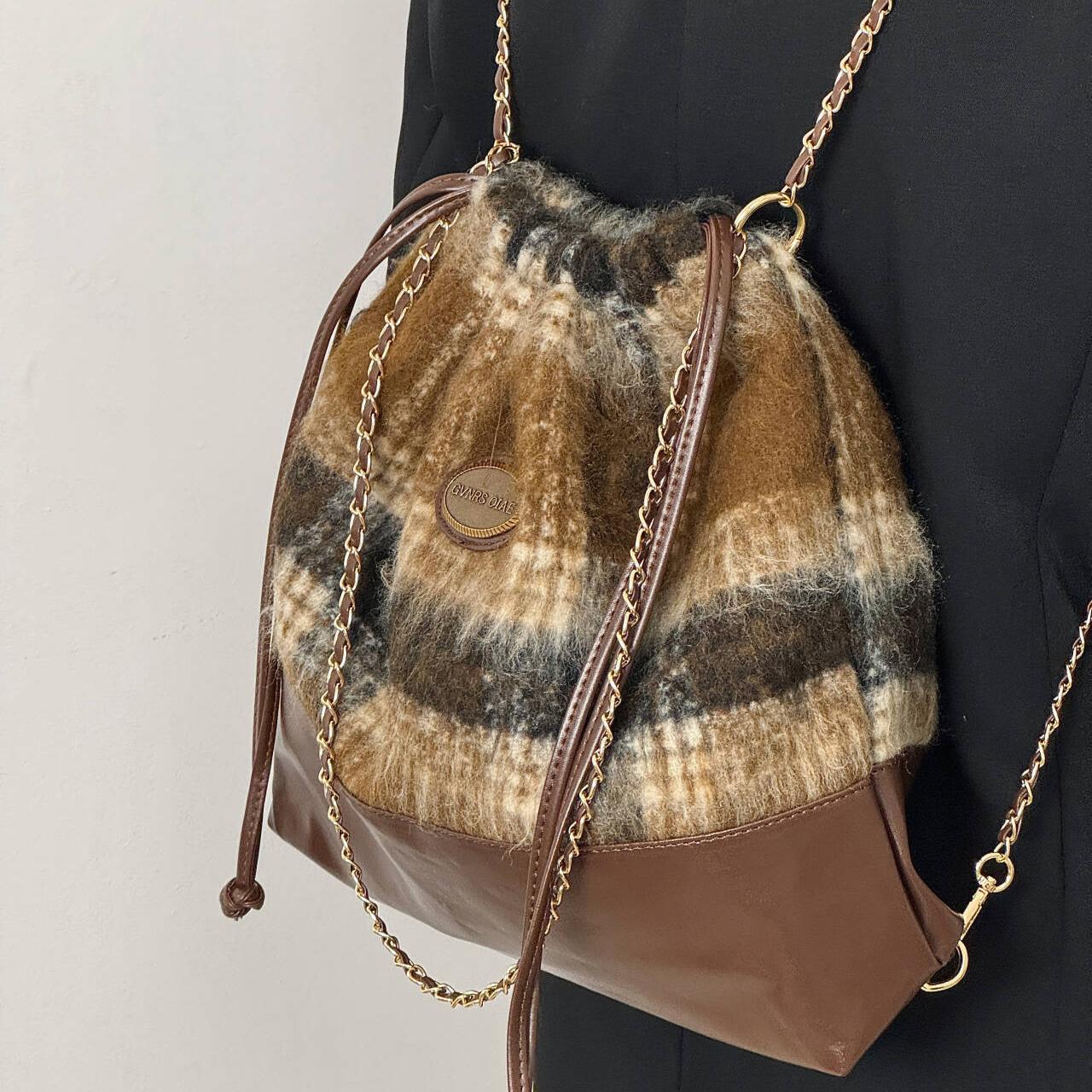 复古学院风格子双肩包包女2024新款韩国毛呢大容量撞色单肩水桶包