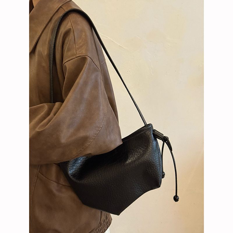 日系复古软皮牛角包女新款小众慵懒风饺子包大容量单肩斜挎包