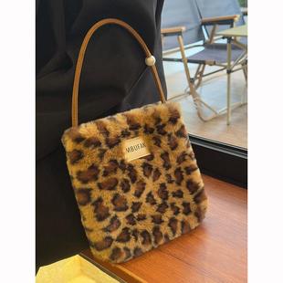 秋冬复古mini豹纹毛绒小方包女新款软糯水桶包韩系小众毛毛手提包