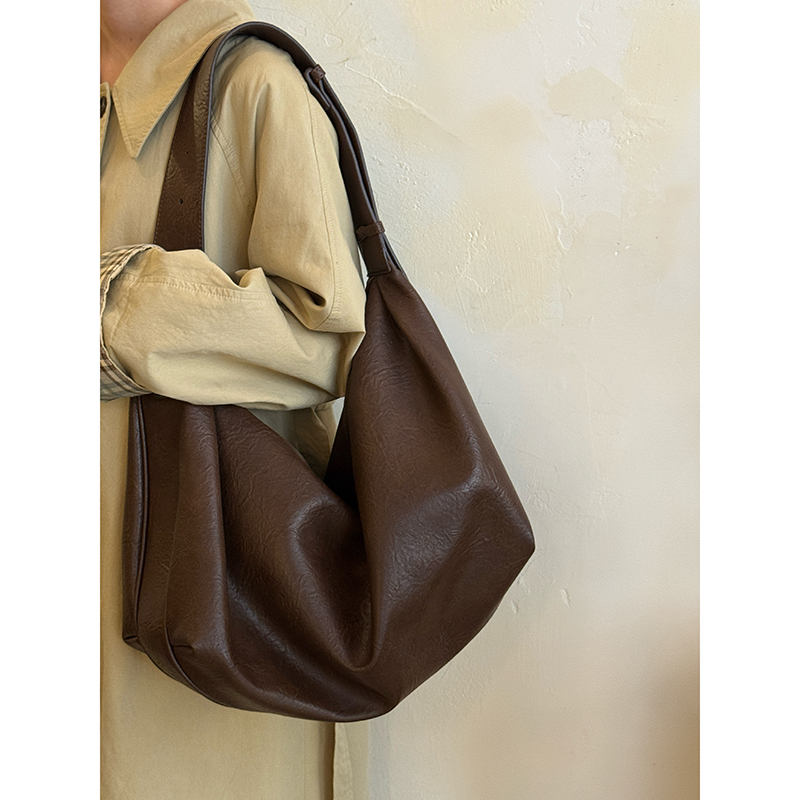 大容量复古软皮饺子包通勤托特包