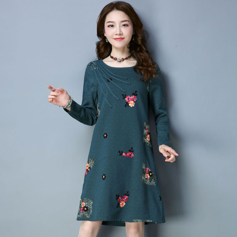 中长款绣花圆领长袖连衣裙