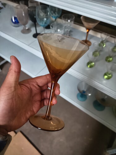 琥珀色鸡尾酒杯一体色高脚杯起泡酒杯人工吹制而成漂亮好看杯子
