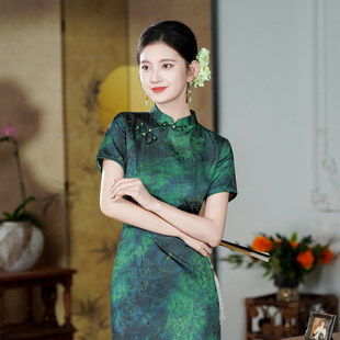绿色渐变旗袍2025新款 国风改良高级感日常旅游可穿 妈妈复古新中式
