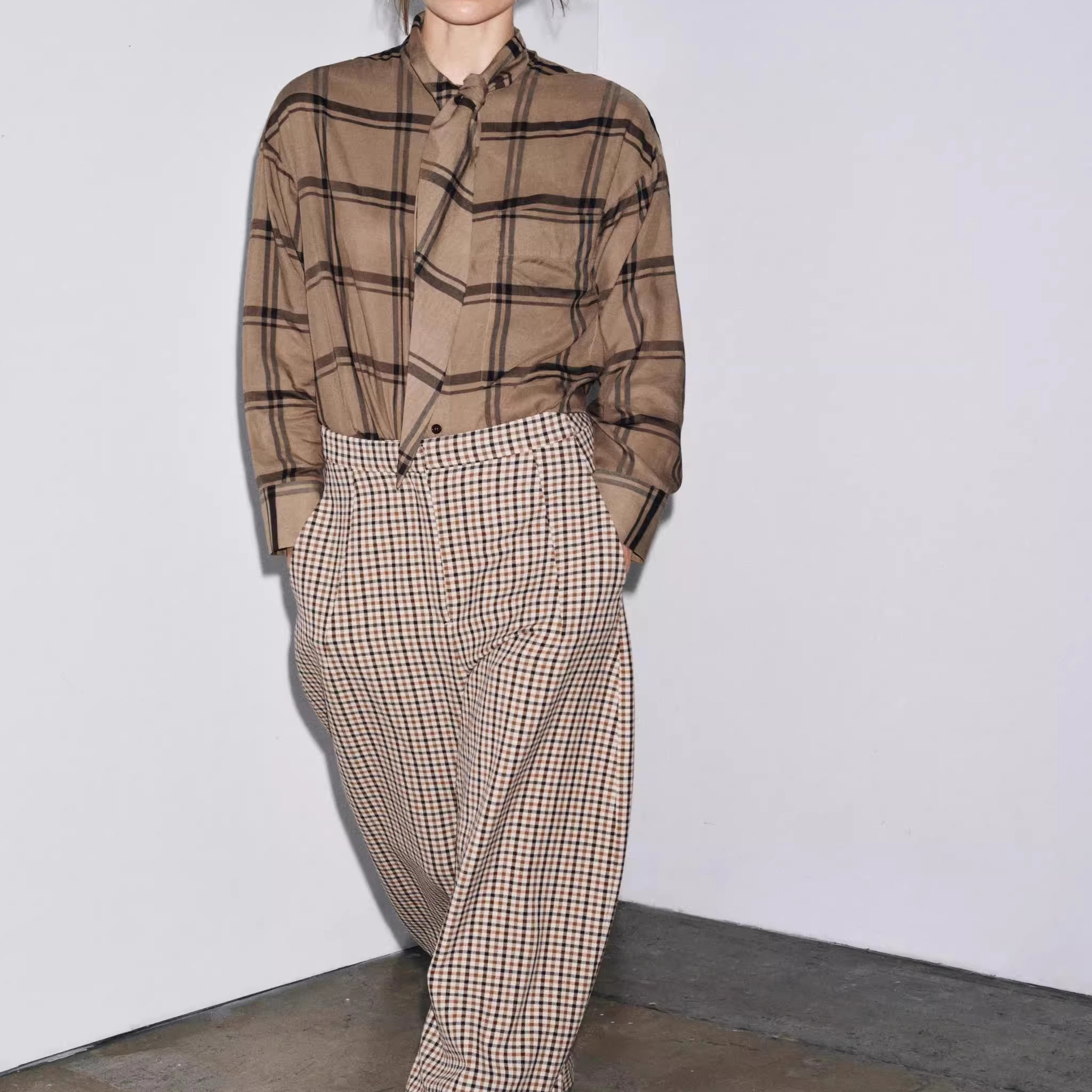 专柜同款定制 2025 秋季新品女装时尚百搭围巾领格子衬衫 8982870