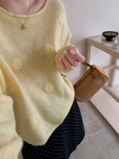 温柔风刺绣花朵一字领套头毛衣女秋季新款宽松软糯气质针织衫上衣