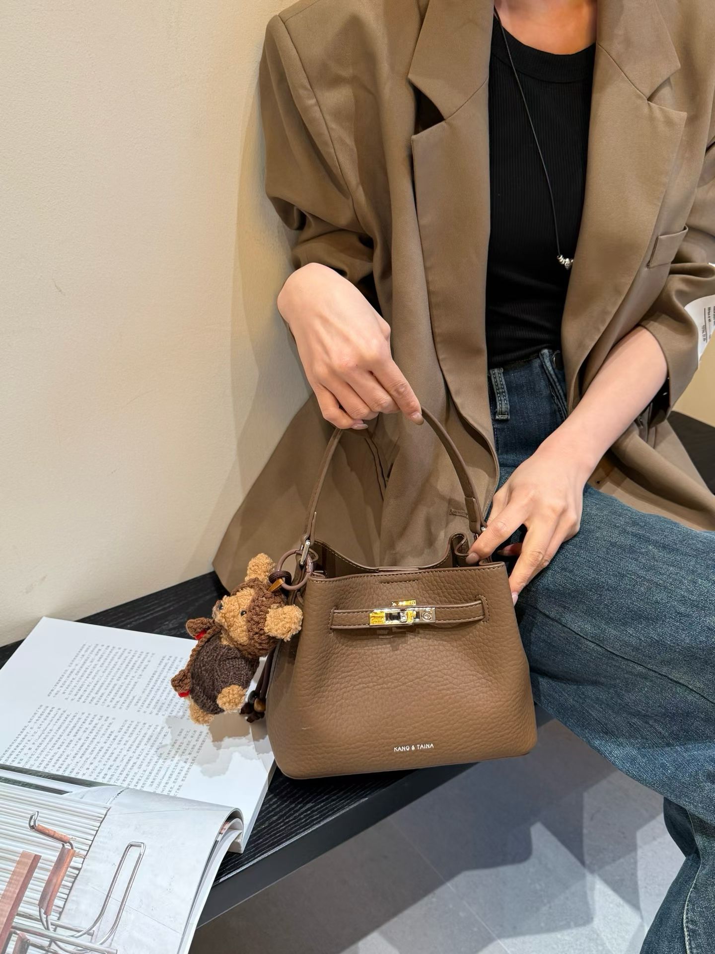 康泰娜2025新款时尚百搭单肩包高级感手提包荔枝纹斜挎包水桶包