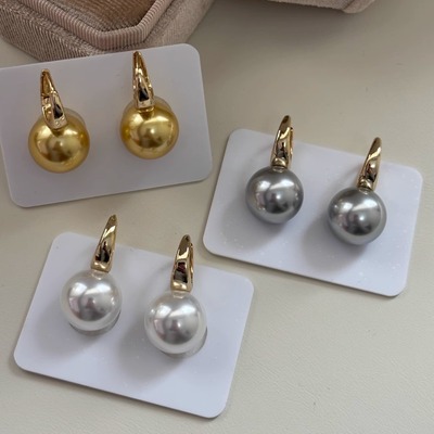 经典简约大澳白珍珠水桶耳环耳饰