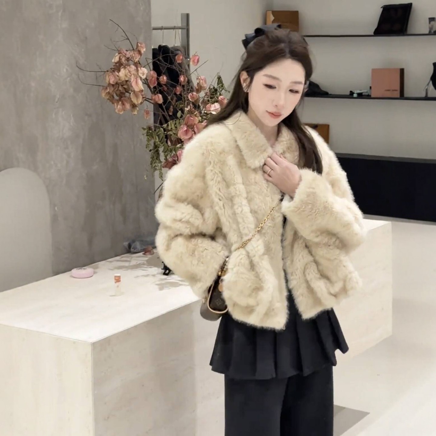 爆款高级感加厚羊羔毛短外套女装2025冬季超好看保暖显瘦毛绒外套,女装/女士精品,短外套,淘宝优惠券,粉丝福利购,淘宝优惠卷