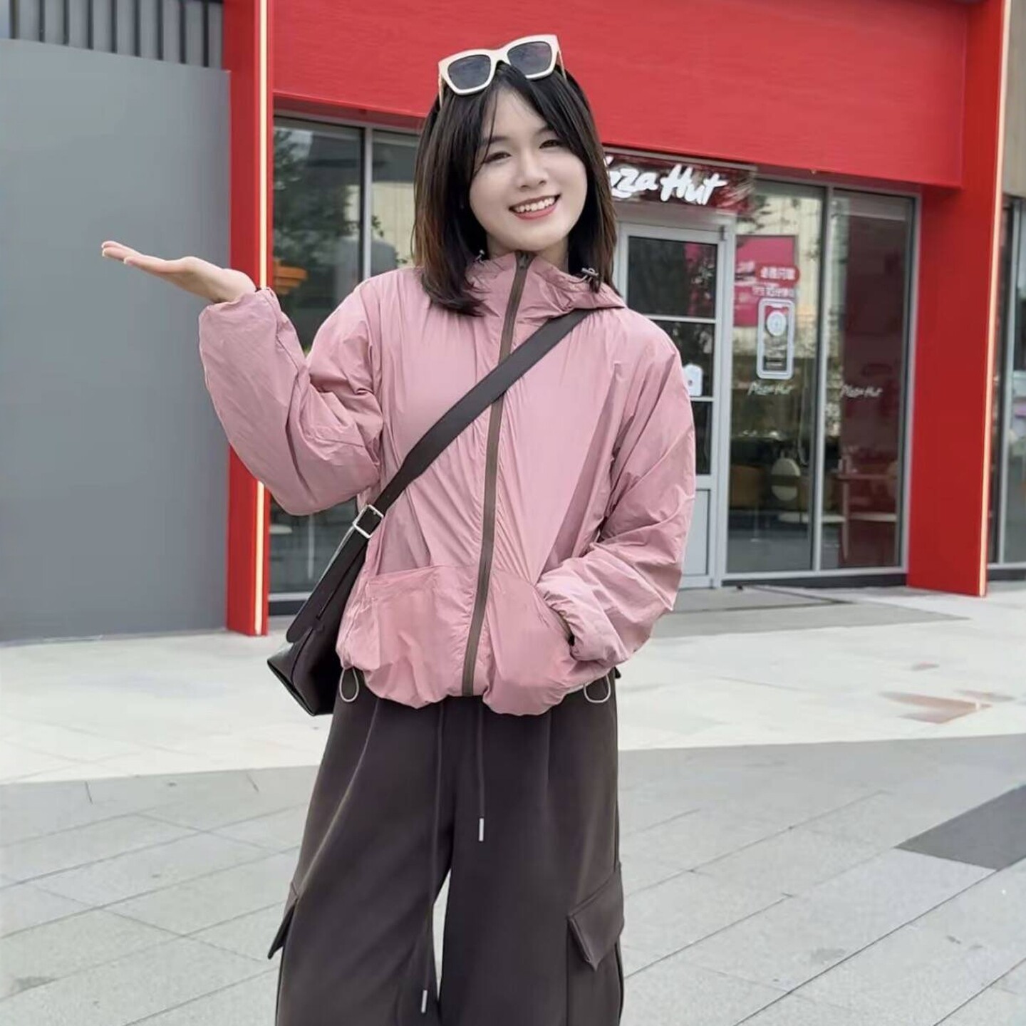 连帽设计感加绒加厚冲锋衣短外套女装2026秋季时尚休闲显瘦上衣