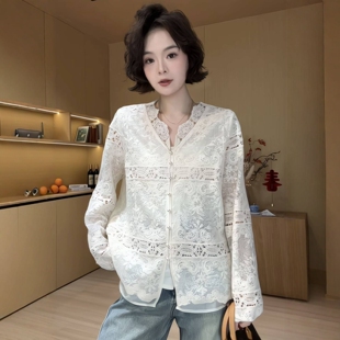法式重工刺绣V领衬衫女装2026春季时尚流行超好看蕾丝打底衫上衣