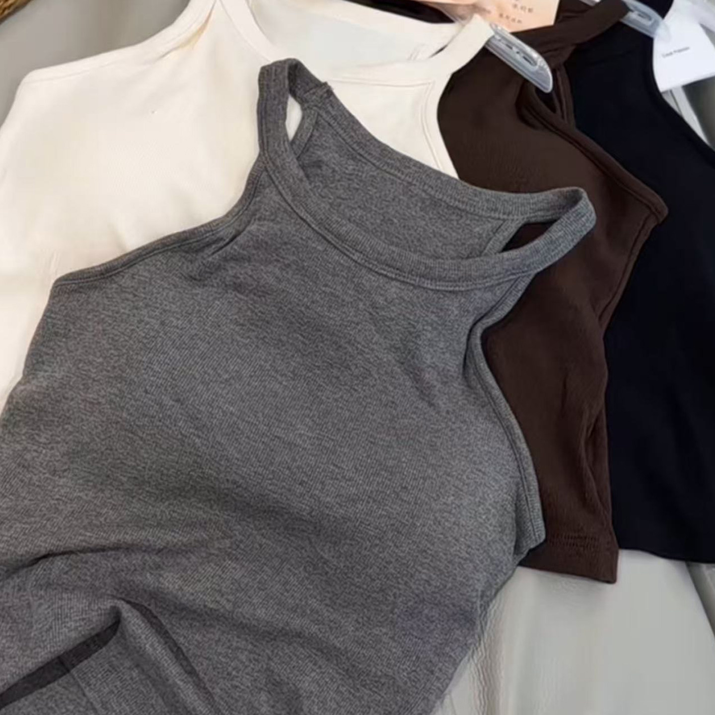 妃子纪755直角肩挂脖工字美背女磨毛外穿带胸垫一体打底吊带背心