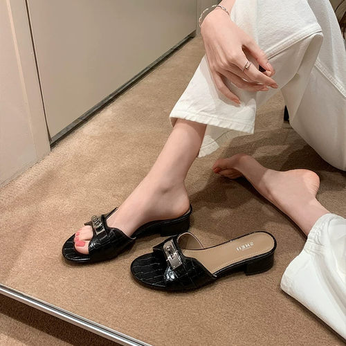 复古粗跟鳄鱼纹锁扣拖鞋女