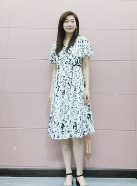 可路莎C212525字母花连衣裙女夏季新款V领腰部镂空气质A字裙
