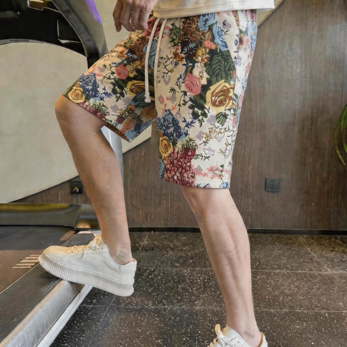 夏季国风设计感玫瑰花印花运动休闲短裤男士时尚沙滩裤五分裤子