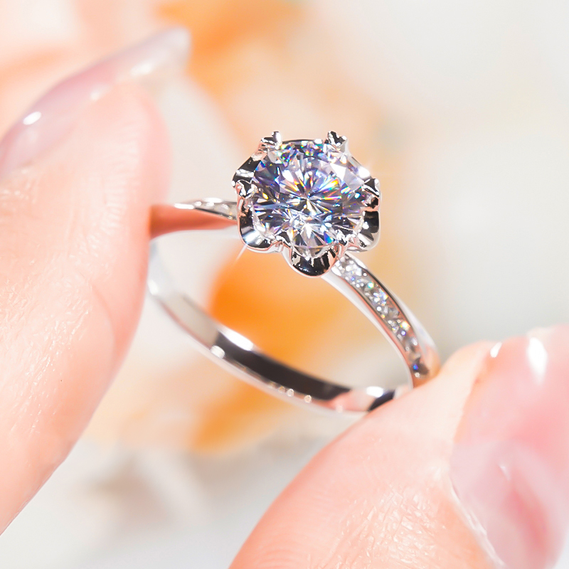 S925纯银莫桑石戒指比利时魔星钻1克拉花漾扭臂求婚钻戒结婚戒指