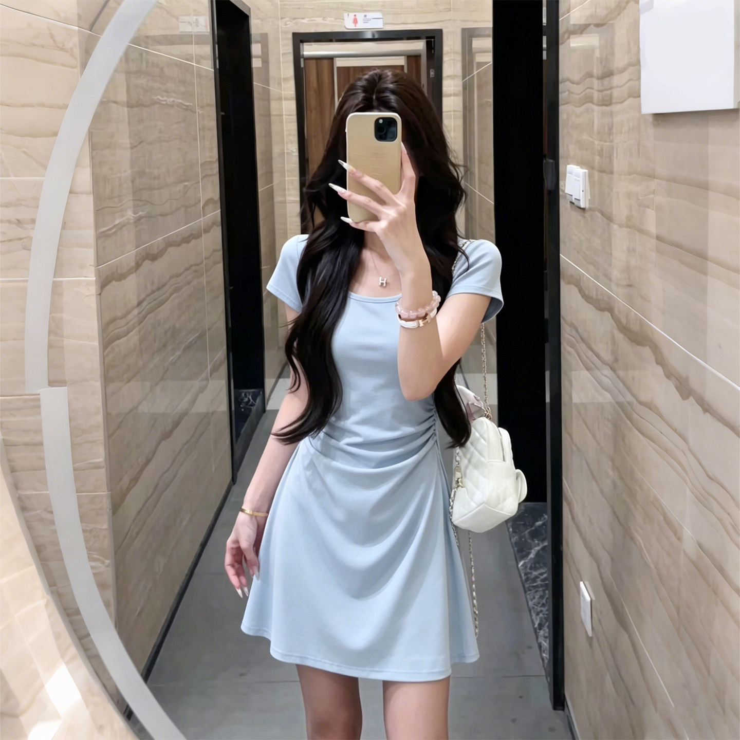 蓝色巨好看短裙子女2026新款初夏季u领短袖小个子包臀修身连衣裙