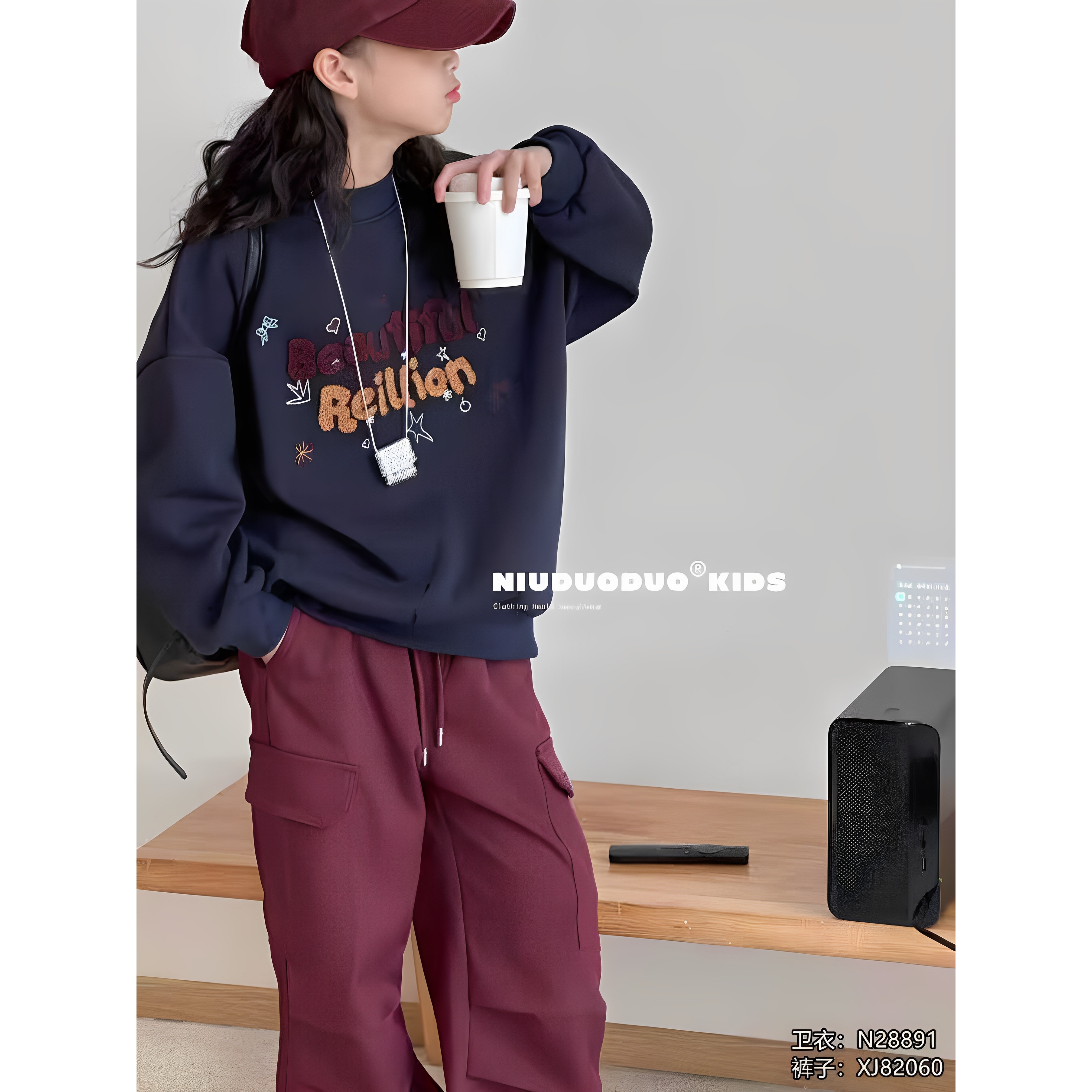 NDD 28891 刺绣字母一体绒卫衣