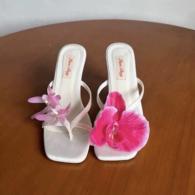 泰国潮牌 lovebug不对称粉色花朵夹脚小细跟凉拖