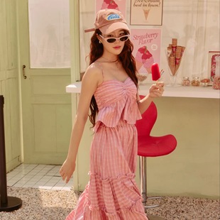 虞书欣同款 粉色草莓褶皱吊带裙 lookbooklookbook 泰国潮牌