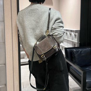 英伦风复古双肩包女2026新款通勤背包邮差包高级感小众单肩斜挎包