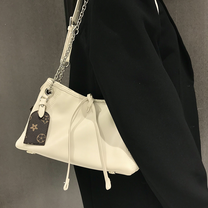 大容量邮差托特包2025新款黑武士