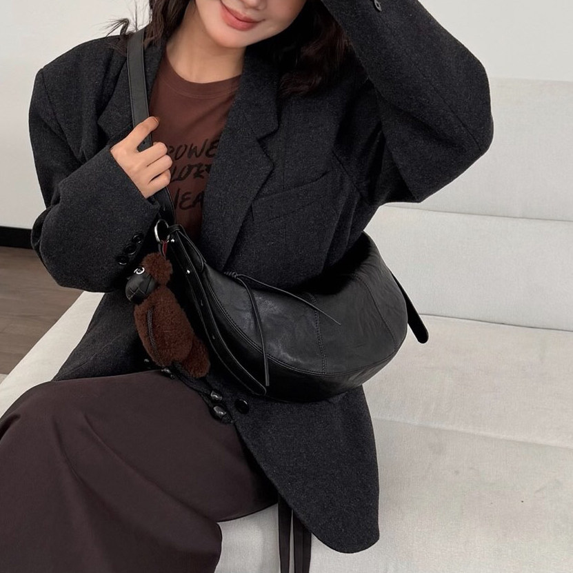 简约软皮饺子包女马鞍包2026新款高级感小众牛角包百搭单肩斜挎包