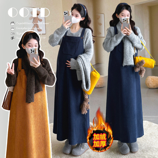 孕妇装2025新品冬季宽松背带裙毛衣围巾长款加绒加厚两件套