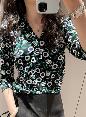 早春设计感黑底花朵V领32针真丝针织T恤洋气减龄舒适桑蚕丝上衣