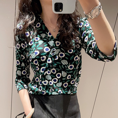 早春设计感黑底花朵V领32针真丝针织T恤洋气减龄舒适桑蚕丝上衣