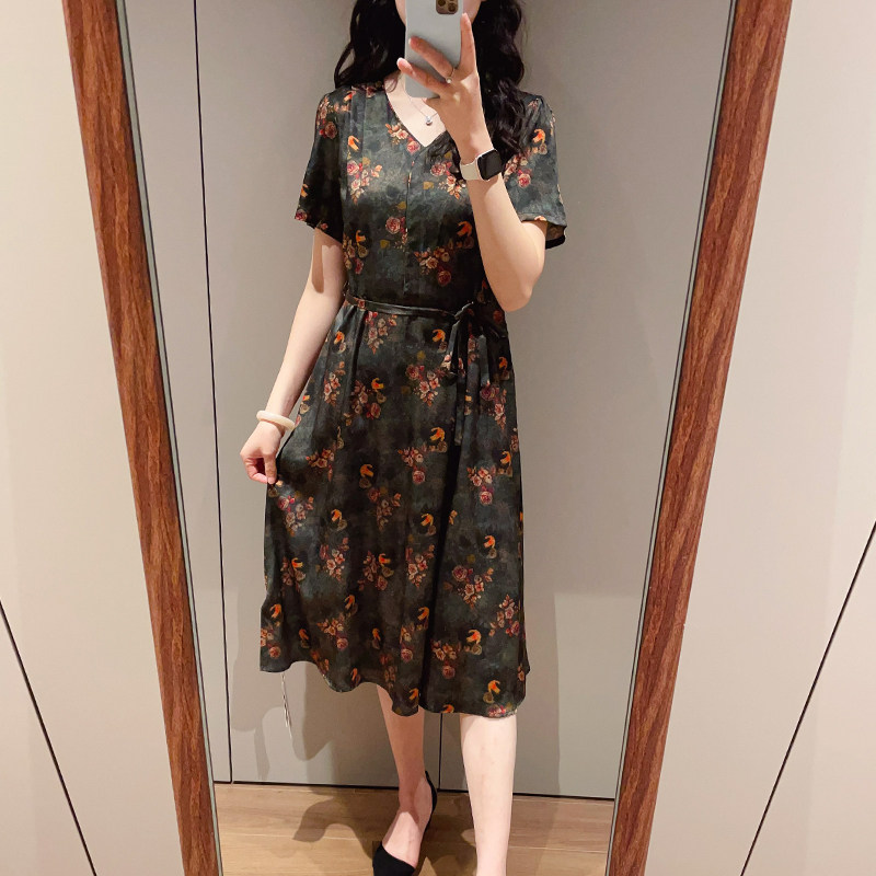 夏季新款墨绿色V领真丝弹力缎连衣裙收腰显瘦桑蚕丝中长款裙子
