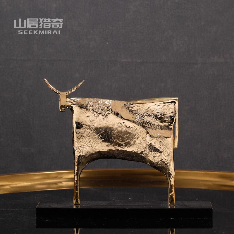 轻奢创意纯铜金属牛摆件高级感客厅售楼处办公桌面装饰工艺品金色