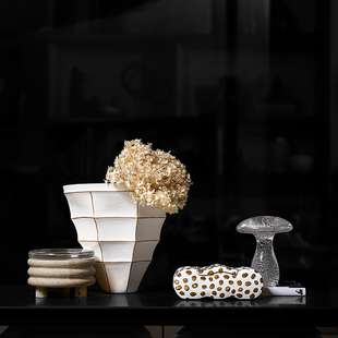 卧室床头柜摆件陶瓷首饰盒花瓶花器组合北欧轻奢样板房间软装搭配