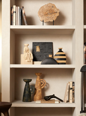 侘寂风书柜软装花瓶人物摆件组合