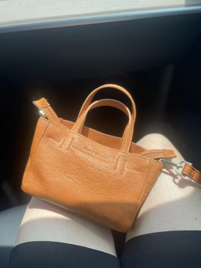 斜挎小包夏季女高级小方包软皮质感小众手提单肩大容量户外小背包